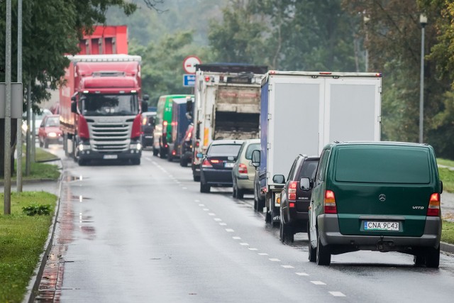 W których miastach w Polsce ruch odbywa się najszybciej. Które miasto zasłużyło na niechlubne miano najwolniejszego?Serwis OPONEO przy współpracy z systemem Yanosik obliczył, z jaką średnią prędkością w 2018 roku poruszali się kierowcy od poniedziałku do piątku, w godzinach między 7:00 a 21:00 w największych miastach w Polsce. Osobne dane dotyczą centrów miast, osobne - ich obrzeży.W których miastach kierowcy są skazani na stanie w korkach? Jak w rankingu wypadły Bydgoszcz i Toruń? Sprawdź!Zobacz na kolejnych slajdach >>>Sprawdź pełen raport przygotowany przez OPONEO - kliknij tutaj >>>Zobacz też ranking najbardziej przyjaznych miast w Polsce!