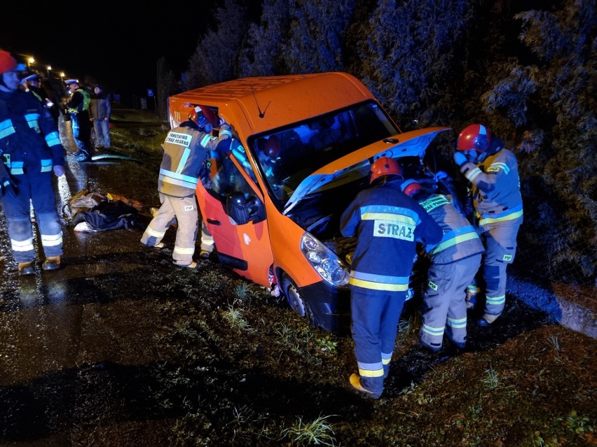 Wypadek w Krównikach pod Przemyślem. Ukraiński bus wjechał do rowu, kierowca nie żyje [ZDJĘCIA]