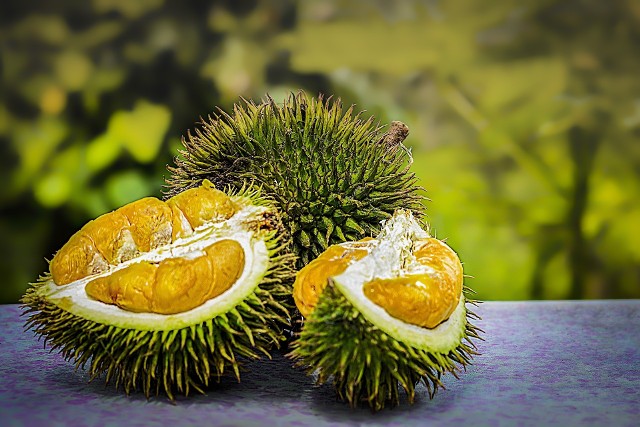 Ładny owoc, prawda? Ale niech Was nie zmyli. To durian. Cuchnie tak bardzo, że można go poczuć z odległości kilku metrów. Pomimo odrażającego zapachu, jest jednym z najdroższych owoców świata. Co kto lubi...