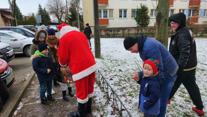 Święty Mikołaj krążył 23.12.2023 po osiedlu Starosty Kosa w Ostrołęce. Rozdawał słodycze, pozował do zdjęć