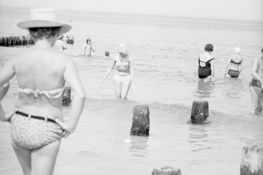 Wypoczynek na plaży nad Bałtykiem i kobiety kąpiące się w...