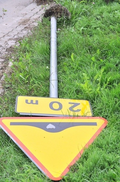 Powalony znak drogowy przy ulicy Wiejskiej na tarnobrzeskim osiedlu Dzików.