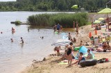 Tłum wypoczywających w środę nad Stawem Górnym w Pionkach. Byliście na plaży? Szukajcie się na zdjęciach