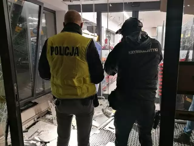 Bandyci próbowali włamać się do bankomatu w centrum Sierakowa. Międzychodzka policja pracuje na miejscu zdarzenia (zdjęcie archiwalne).