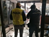 Bandyci próbowali włamać się do bankomatu w centrum Sierakowa. Międzychodzka policja pracuje na miejscu zdarzenia