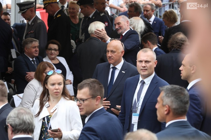 Pomnik Lecha Kaczyńskiego w Szczecinie odsłonięty z pompą. Prezydent w dynamicznej pozie, zamyślony nad Polską  [ZDJĘCIA]