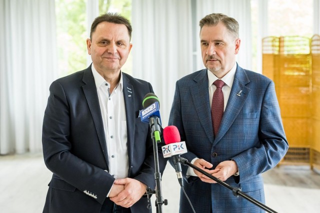 Konferencja prasowa po spotkaniu NSZZ w Bydgoszczy - Leszek Walczak (z lewej) i Piotr Duda.