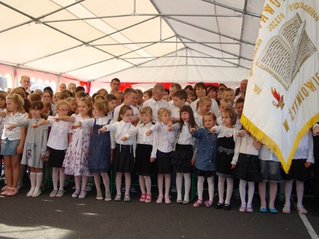 Inauguracja roku szkolnego odbyła się w namiocie festynowym.