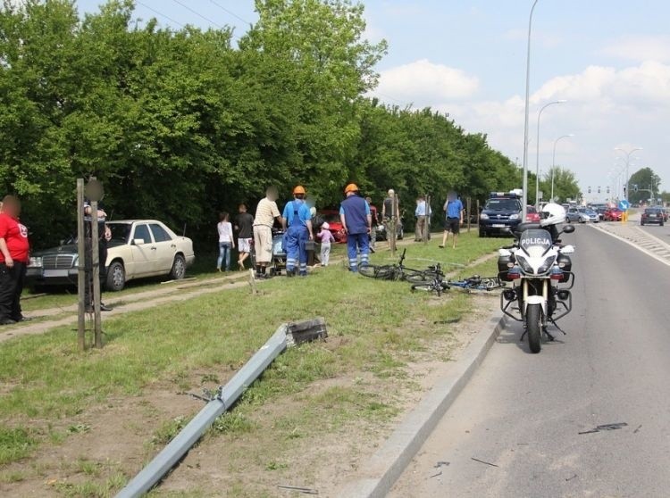 Dalej rozpędzone bmw zjechało na lewe pobocze gdzie ścięło...