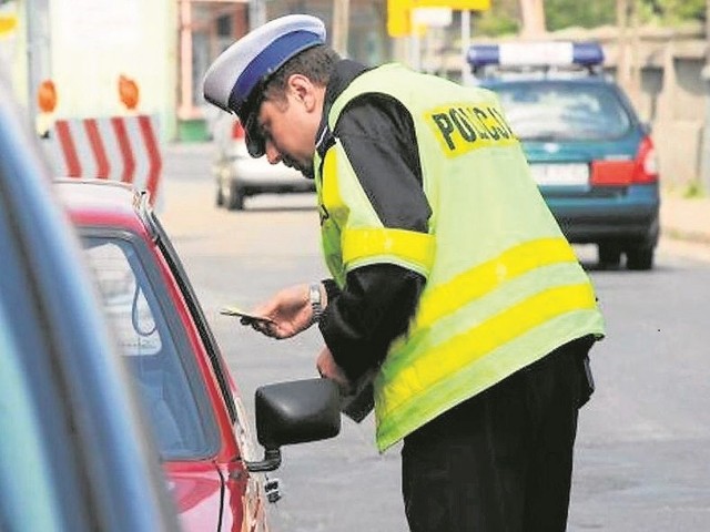 Policjanci i strażnicy miejscy słyszą najróżniejsze wymówki od kierowców łamiących przepisy. Zmotoryzowani pośpiech najczęściej tłumaczą chorobą kogoś bliskiego lub rodzącą żoną.