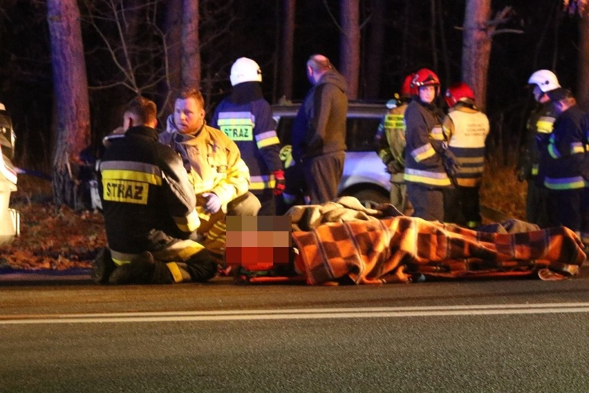 Auto uderzyło w drzewo pod Wrocławiem. Trzy kobiety ranne 