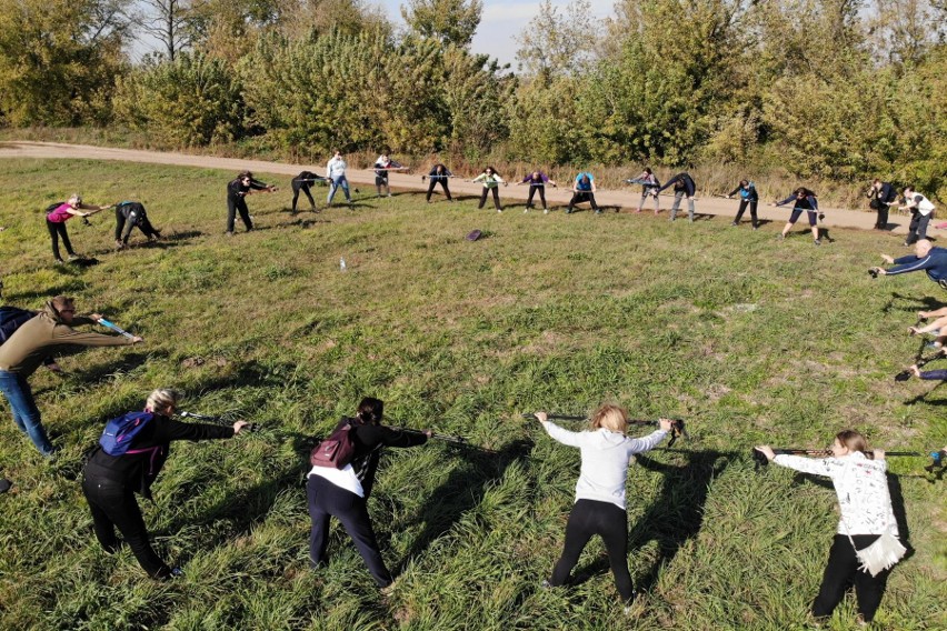 Nordic walking nad Bzurą w Łowiczu, czyli z kijami dla zdrowia [ZDJĘCIA]