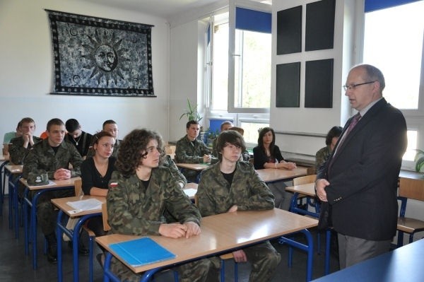 Przewodniczący Rady Powiatu Marek Sokołowski przybliżył uczniom historię formacji granicznej &#8211; Korpusu Ochrony Pogranicza.