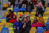 Kibice na meczu Polska - Armenia. W Gdyni w deszczu na stadionie nasze piłkarki wspierali najwytrwalsi ZDJĘCIA