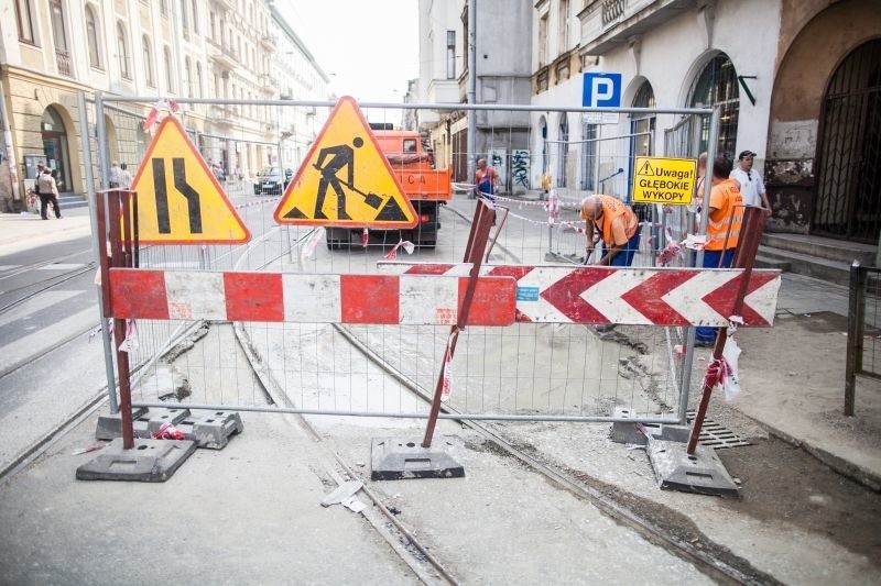 Świeżo wylany beton będzie schnąć przez kilka dni.