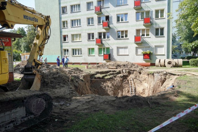 Nie mamy wody. A między blokami wielka dziura. Już pracują tam pracownicy Wodociągów Białostockich - zadzwonił do nas w czwartek rano czytelnik (imię i nazwisko do wiadomości redakcji). Woda w kranie szybko się pojawiła. Choć Wodociągi cały czas pracują. Ale - jak twierdzi czytelnik - ta sytuacja to efekt wielomiesięcznych zaniedbań spółdzielni.