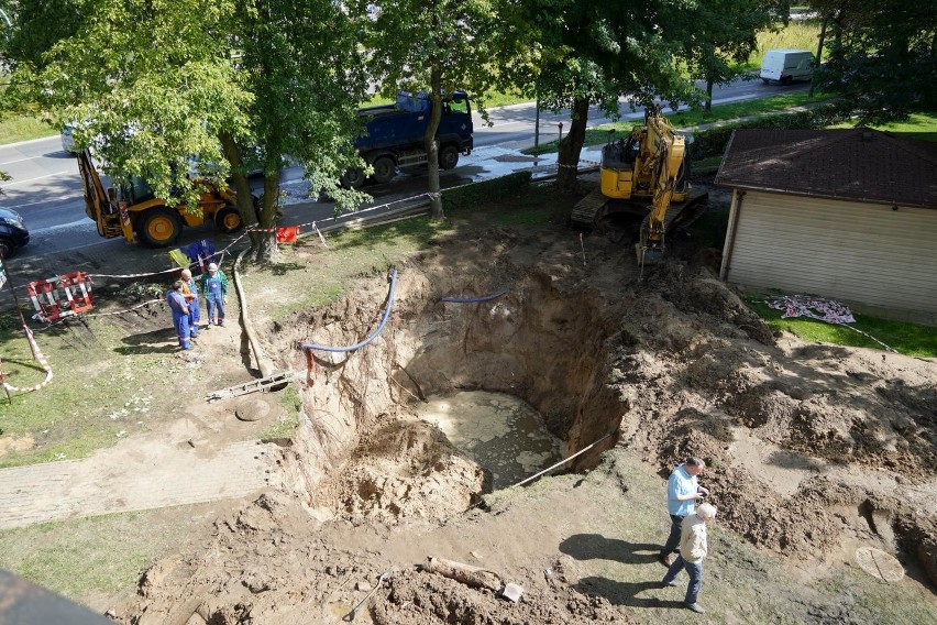 Nie mamy wody. A między blokami wielka dziura. Już pracują...