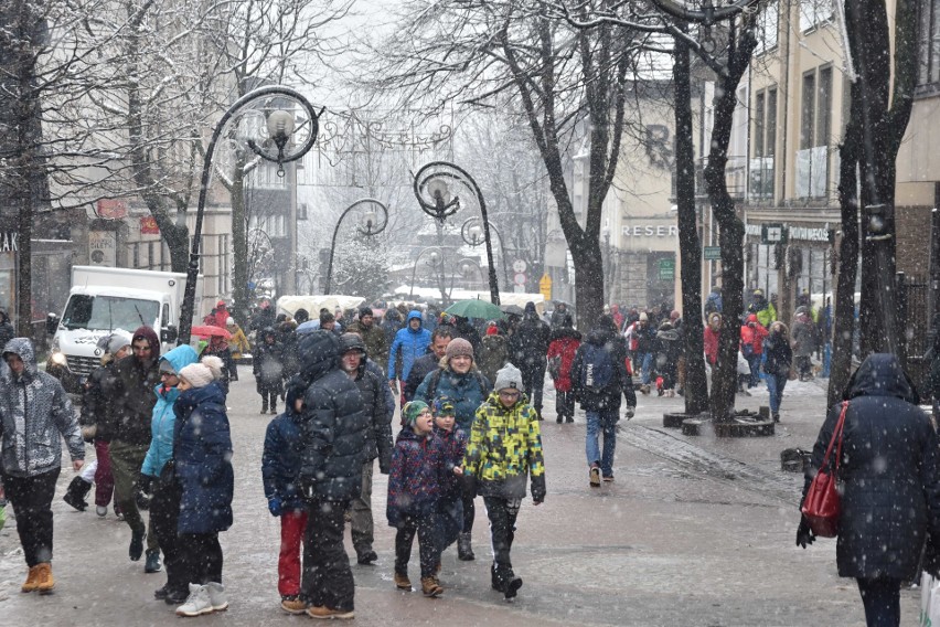 Zakopane. Turyści przyjeżdżają, coraz większy tłum i korki [ZDJĘCIA]