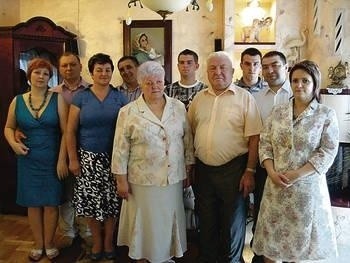 Rodzina Palonków i Brożków. Od lewej Małgorzata Palonek, Zdzisław Palonek, Maria Brożek, Władysław Brożek, Zofia Palonek, Rafał Brożek, Czesław Palonek, Tomasz Brożek, Roman Palonek, Aneta Palonek. Fot. (ADOM)