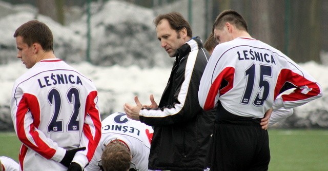 Trener Dariusz Kaniuka (w środku) był zadowolony z gry LZS-u Leśnica.