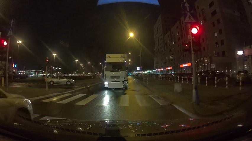Warszawa: Szalona jazda pijanego kierowcy tira ulicami miasta. Staranował 10 samochodów