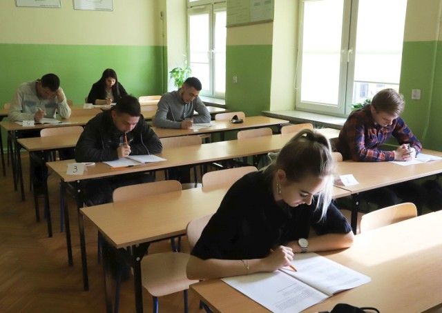 W Centrum Kształcenia Zawodowego i Ustawicznego w Pionkach z maturą próbną z języka angielskiego mierzyło się 74 uczniów.