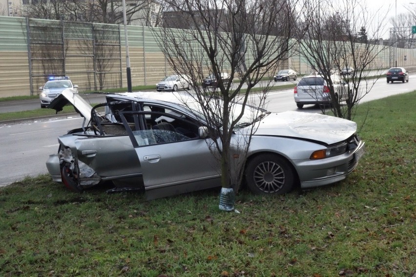 Wypadek na Jana Pawła II w Łodzi. Samochód dachował. Kierowca uciekł [ZDJĘCIA]