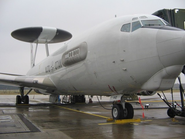 Należący do systemu wczesnego ostrzegania samolot AWACS (z charakterystyczną anteną nad kadłubem) na niemieckim lotnisku w Geilenkirchen pod Aachen