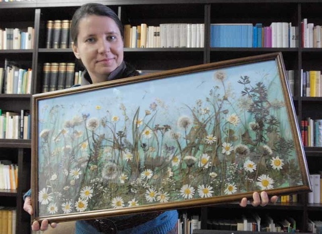 - Na ścianach muzeum pojawią się kompozycje kwiatowe, umieszczone za szkłem wyglądają jak żywa łąka - zauważa Danuta Miliszewska, kustosz 