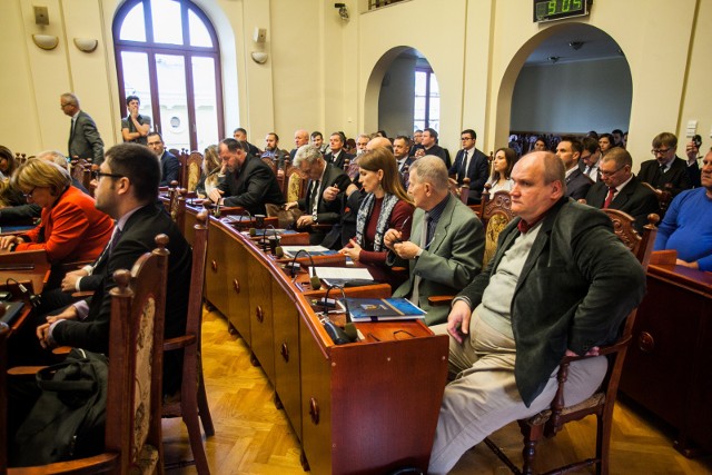 Pierwsi postanowili podzielić się swoimi dietami radni z lewicy: Ireneusz Nitkiewicz oraz Tomasz Puławski. Jesienią 2015 roku ogłosili start programu „Stypendium radnego”.