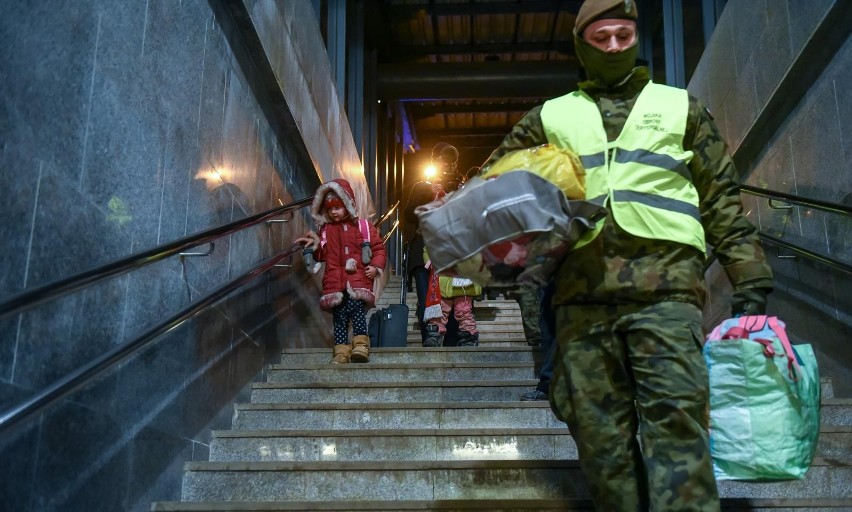 Dworzec PKP Gdynia Główna. Mundurowi pomagają nosić bagaże...