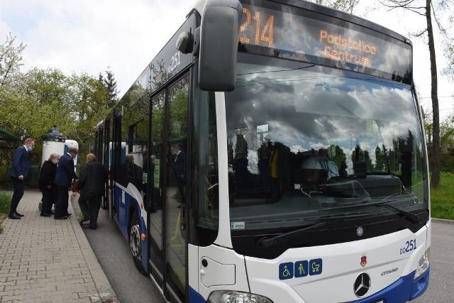 Autobus 214 (Borek Fałęcki - Podstolice Centrum) zatrzyma się wkrótce także przy pętli na Grabówkach. Powstał tam nowy przystanek, w stronę Krakowa