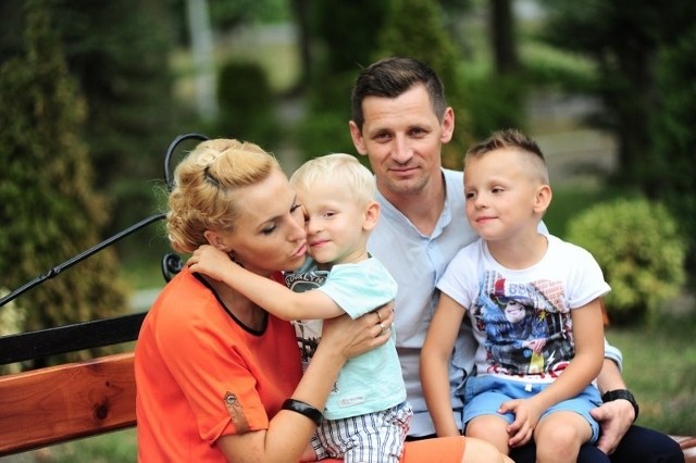 Justyna Malinowska z synem Tymonem, meżem i starszym synem. Rodzina nie chce wyprowadzać się z Polski, ale rozważa tę możliwość, żeby ratować zdrowie i życie młodszego syna