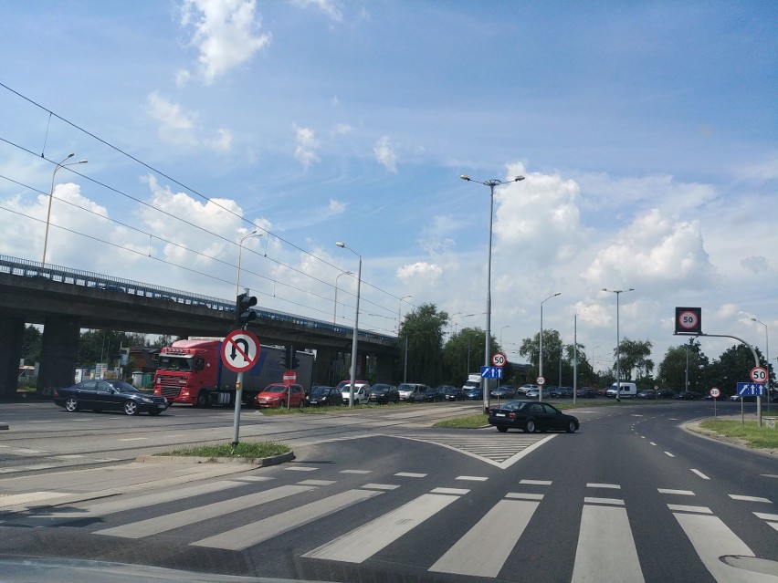 Ciężarówka z ładunkiem zahaczyła o wiadukt. Korek na ul. Gdańskiej w Szczecinie