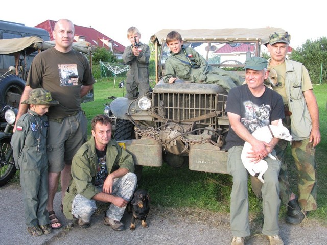 GRH Pancerni '39 i dodge Grzegorza Łowkiewicza. Od lewej: Janusz baczewicz z synem Karolem, na masce Bartek i Hubert Fornal, niżej ich tata – Marek Fornal, Jacek Mackojć, Grzegorz Łowkiewicz i ich "pancerni” czworonożni przyjaciele