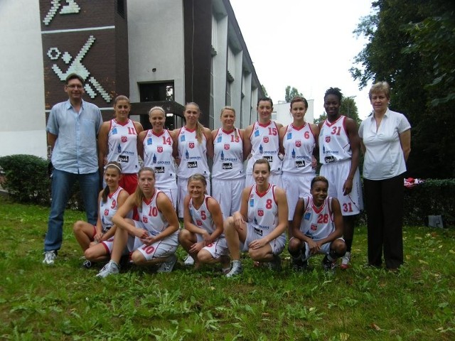 W górnym rzędzie, od lewej: Wadim Czeczuro (trener), Marta Żyłczyńska (1981, skrzydłowa), Inna Kochubei (1982, rozgrywająca, Ukraina), Natalia Tajerle (1990, skrzydłowa), Justyna Daniel (1986, skrzydłowa), Ewelina Buszta (1987, skrzydłowa), Aneta Bolek Aneta Bolek (1993, skrzydłowa), Ebony Ellis (1988, środkowa, USA), Bożena Ogorzelec (II trener). W dolnym rzędzie, od lewej: Żaneta Kędra (1993, rozgrywająca), Jagoda Oses (1991, skrzydłowa), Magdalena Rzeźnik Magdalena Rzeźnik (1983, rozgrywająca), Iwona Płóciennik (1988, skrzydłowa), Jessica Starling (1985, obrońca/skrzydłowa, USA).