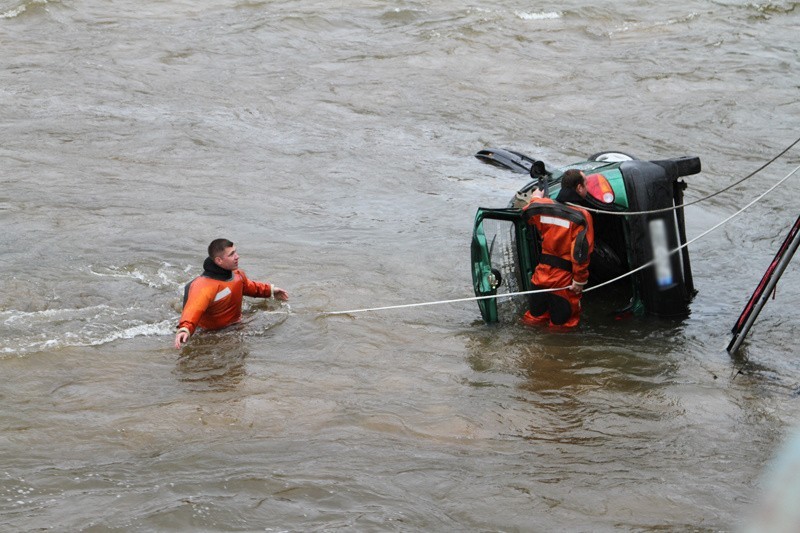 Służby ratunkowe wyciągnęły samochód z rzeki.
