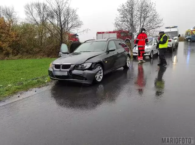 Zderzenie dwóch samochodów pomiędzy Lędzinami a Chrząstowicami.