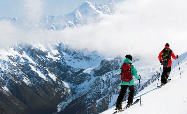 Skitouring w Tatrach z roku na rok rozwija się coraz mocniej. Wiosna jest idealnym czasem na górskie wędrówki na nartach.