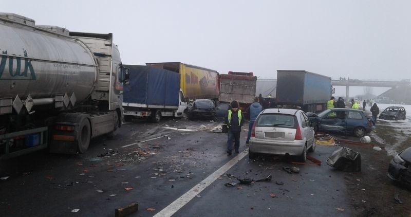 WYPADEK NA A1 Karambol na autostradzie A1. 76 rozbite auta, 30 osób rannych! [zdjęcia, FILM]