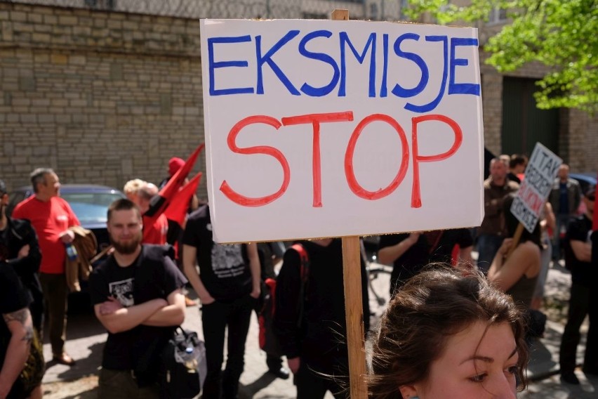 Poznań: Demonstracja przed bramą aresztu przy ul. Młyńskiej