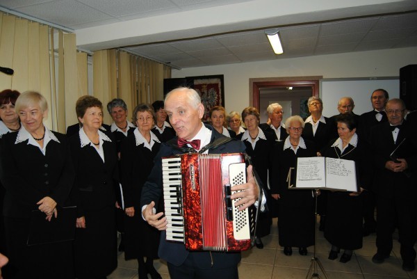 Jak zawsze w ważnych dla seniorów wydarzeniach we Włoszczowie nie mogło zabraknąć ich chóru „Niezastąpieni.