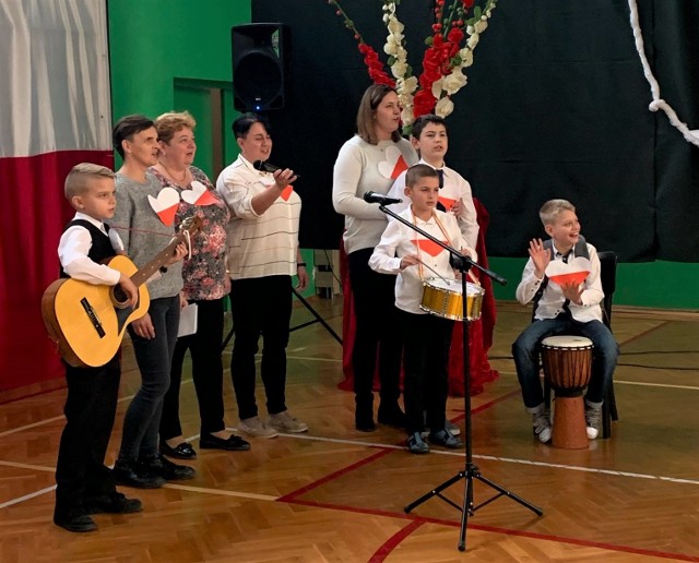 Wielu uczniów jest utalentowanych muzycznie. Koncert był dla nich okazją do zaprezentowania umiejętności. W każdy występ wkładają całe serce.  