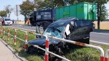 Wypadek na DK32 na trasie Grodzisk - Ptaszkowo. Samochód osobowy zderzył się z ciężarówką. Są ranni