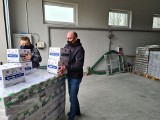 Do najbardziej potrzebujących mieszkańców gminy Wodzisław trafią paczki z żywnością. Pomoc otrzyma około 700 osób (ZDJĘCIA)