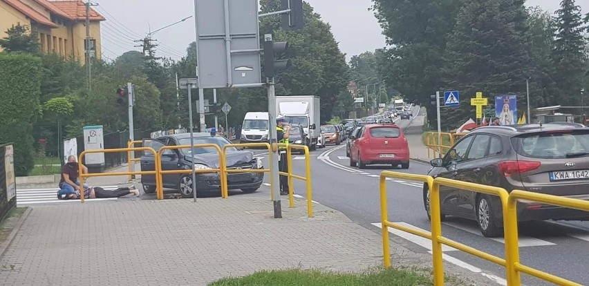 Niebezpieczna akcja pod Wadowicami. Radiowóz w czasie pościgu zderzył się ze ściganym samochodem