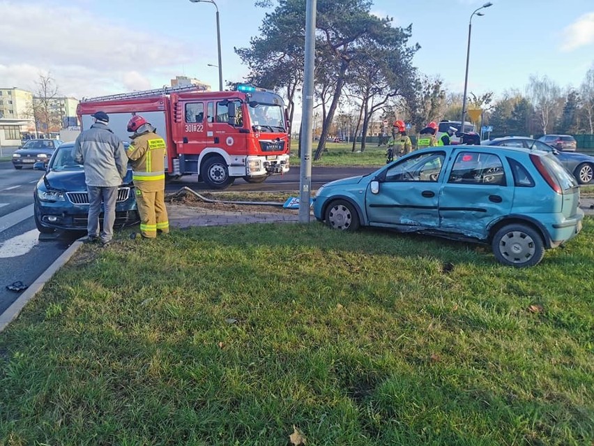 Kolizja  w Bydgoszczy. Na Błoniu zderzył się dwa auta osobowe