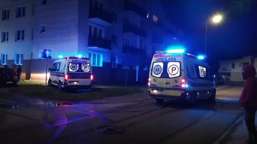 Pożar i ewakuacja mieszkańców domu przy Kellera w Lęborku. Strażacy znaleźli nieprzytomnego mężczyznę