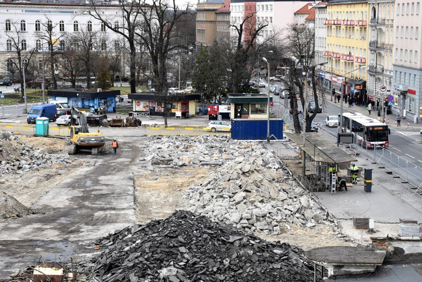 Centrum przesiadkowe Opole Główne. Rozbiórka kolejnych...