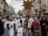 Orszak Trzech Króli w Łodzi w 2023 roku przeszedł ulicą Piotrkowską do łódzkiej katedry. Byli królowie i sztuczny wielbłąd!